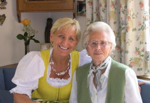 Bürgermeisterin Sonja Ottenbacher und Wallner Maria